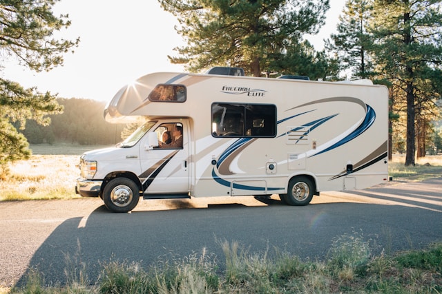 Essential Gear for RV Enthusiasts: 12V Refrigerators and Portable RV Air Conditioners